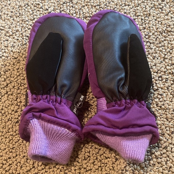 NWOT Champion Girls 4-7 Purple Waterproof Adjustable Mittens - Picture 2 of 6